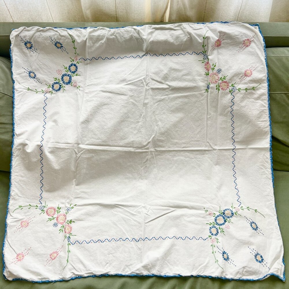 Vintage hand embroidered white cotton floral tablecloth flowers daisies pink blu